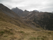 08 vista sul sottostante Rif. Longo e verso l'Aga...